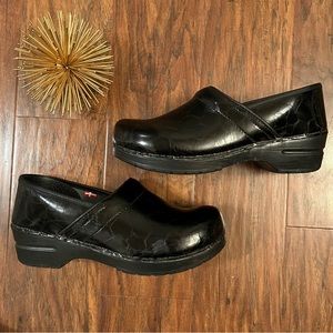 Sanita Womens Patent Leather Crocodile Textured Black Professional Clog Shoe 9.5